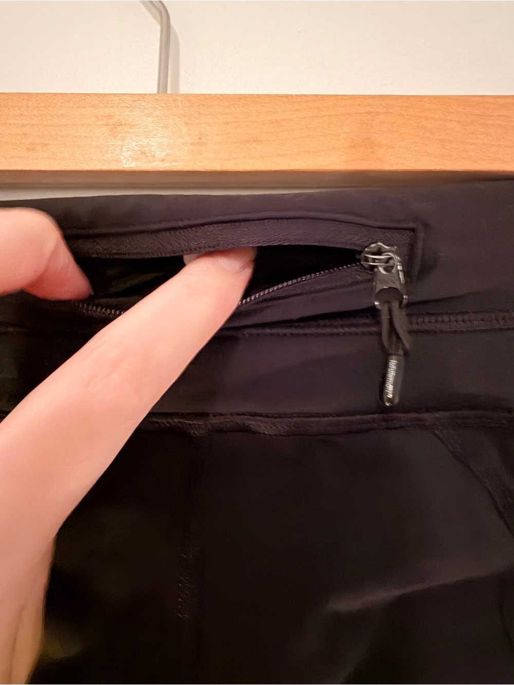Lululemon Active Capris Leggings in Black with back pocket - Picture 5 of 8